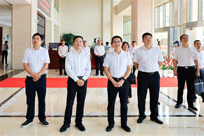 2022年8月，蘭溪市委書記戴翀(左三)來紅獅集團(tuán)調(diào)研